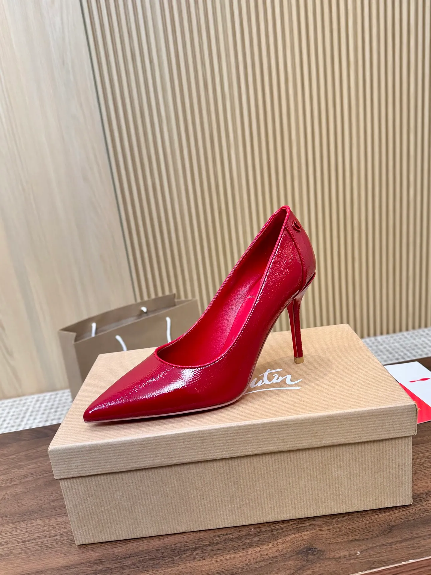 👟👟Ex-factory price 480👟👟 Genuine leather sole +40 Year-round shipment💝Christian Louboutin CL👠 "Patent Leather Hemming Craft Series" Noble and luxurious, real blingbling👟👟 Real materials, all customized by the pattern maker, and the materials are made of original customized materials to achieve the taste of the original 5 color options💍Upper: Imported👉cow patent leather💪 Lining: Sheepskin foot pad/lining Size: 34-40.41.42 Heel height: two options: 10.5cm and 8.5cm